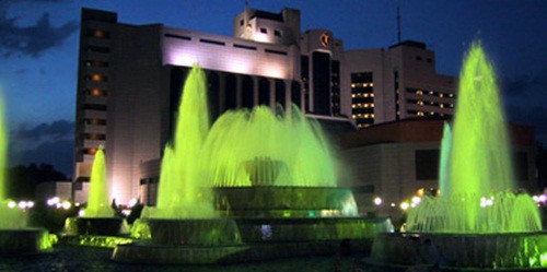 International Hotel Tashkent lung linh dưới ánh đèn buổi tối. Ảnh: Fivestaralliance.