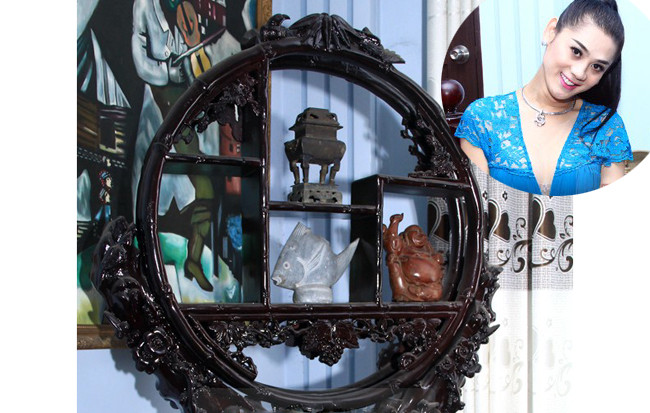 Bên trong nhà có nhiều đồ cổ trị giá hàng tỷ đồng. Ảnh: Giadinhxahoi.