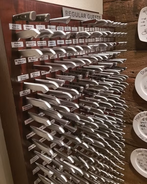 400 thực khách thân thiết và thường xuyên lui tới một nhà hàng ở Johannesburg (Nam Phi) được trang bị một con dao riêng, đặt ở khu vực trang trọng.