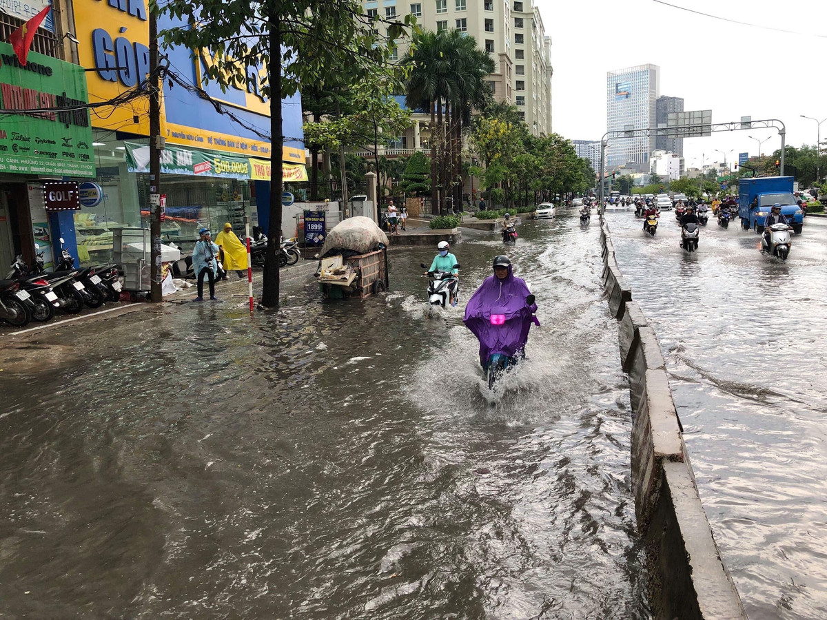 Tuy nhiên, theo ghi nhận của PV cho thấy, khu vực đường Nguyễn Hữu Cảnh bị ngập sâu khoảng 20cm.