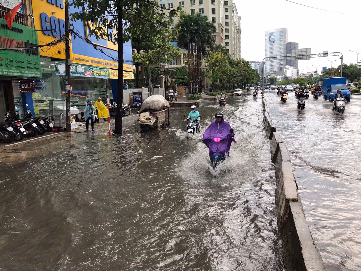 Tuy nhiên, theo ghi nhận của PV cho thấy, khu vực đường Nguyễn Hữu Cảnh bị ngập sâu khoảng 20cm.