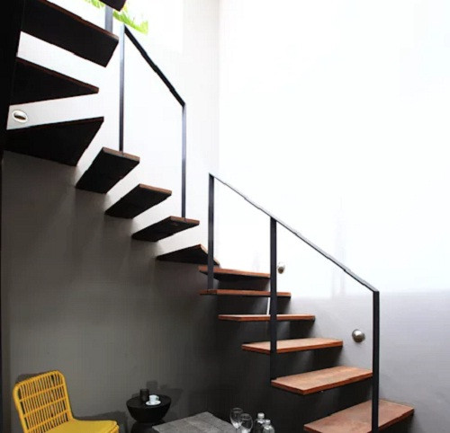 Để phù hợp với không gian nhà, các bậc thang không nhất thiết là hình chữ nhật, xen vào đó có cả hình tam giác. Ảnh: Interior.