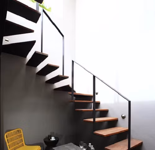 Để phù hợp với không gian nhà, các bậc thang không nhất thiết là hình chữ nhật, xen vào đó có cả hình tam giác. Ảnh: Interior.