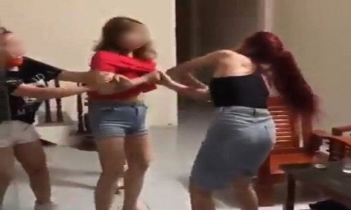 Cô vợ (áo đen) bắt quả tang chồng cùng nhân tình trong nhà nghỉ. Ảnh cắt từ clip.