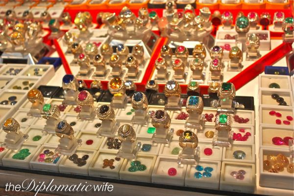 Các loại đá quý tại đây có nhiều mức giá khác nhau từ 3 - 110 USD, tùy thuộc vào kích thước và chất lượng. Ảnh: Printest.