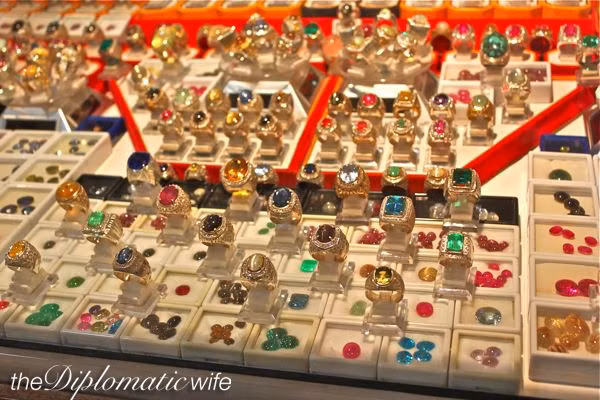 Các loại đá quý tại đây có nhiều mức giá khác nhau từ 3 - 110 USD, tùy thuộc vào kích thước và chất lượng. Ảnh: Printest.