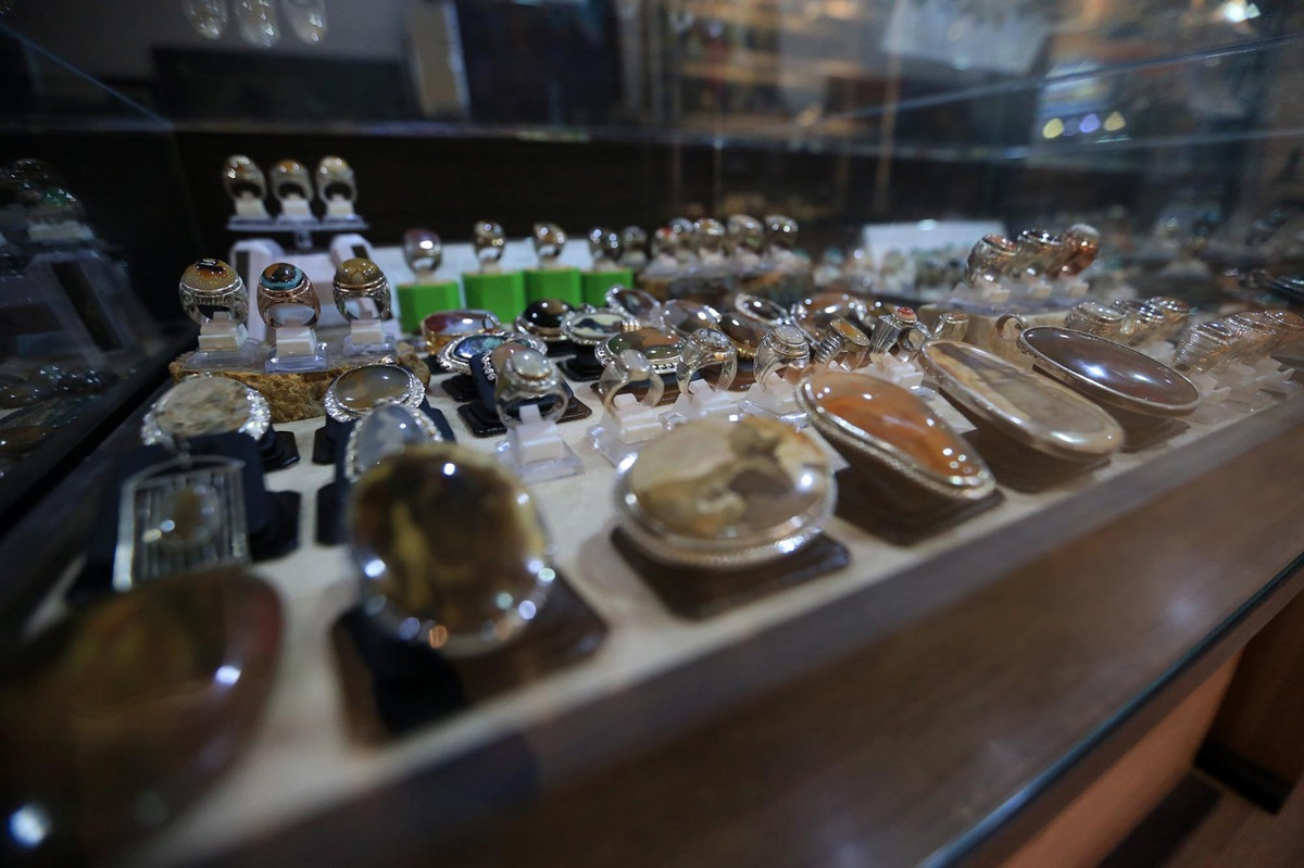 Khách có thể đặt các sản phẩm đá quý theo yêu cầu. Ảnh: Top Indonesia.