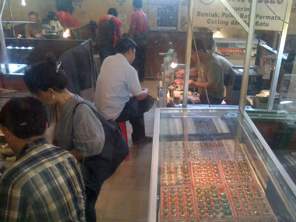 Có diện tích 10.866m2, trung tâm Đá quý Jakarta bao gồm 4 tầng với hơn 1.000 thương nhân. Ảnh: Jakartabytrain.