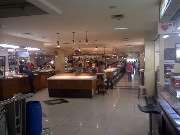 Đây cũng được xem là trung tâm đá quý lớn nhất ở Đông Nam Á. Ảnh: Jakartabytrain.