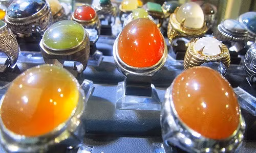 Đồ trang sức đá quý ở Indonesia thường có giá rẻ hơn so với nhiều quốc gia trên thế giới. Ảnh: Youtube.