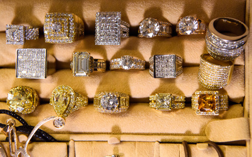 Hàng chục nhẫn kim cương có giá tiền tỷ của Mr. Đàm khiến nhiều người "choáng". Ảnh: Dân Việt.