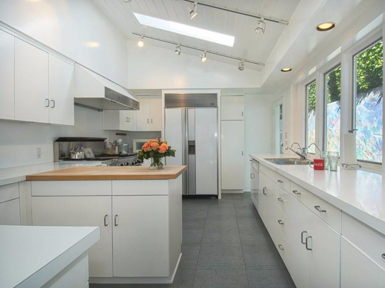 Phòng bếp sang trọng với gam màu trắng chủ đạo.