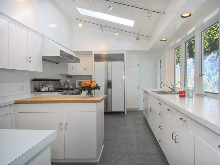 Phòng bếp sang trọng với gam màu trắng chủ đạo.