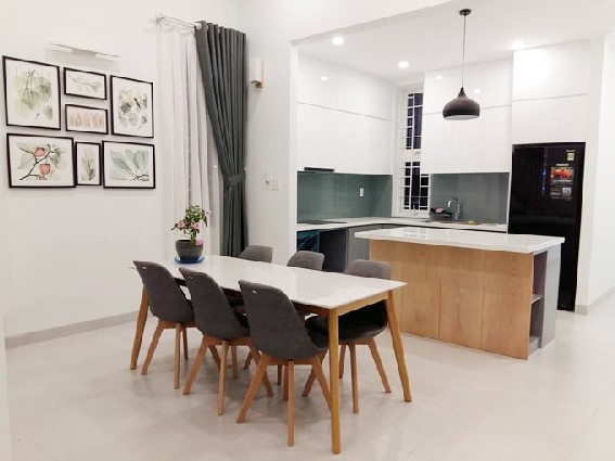 Bếp và bàn ăn đặt gần nhau để thuận tiện cho quá trình sử dụng.