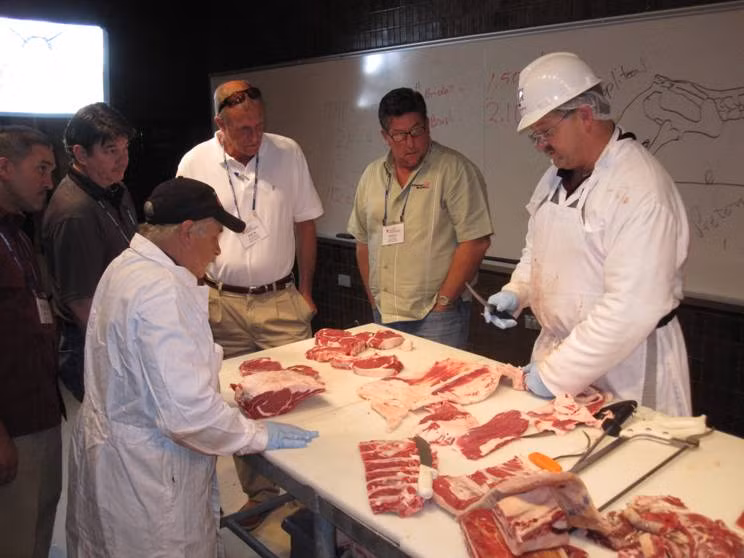 Công đoạn giết mổ và đóng gói được kiểm tra chặt chẽ. Ảnh: Tamu.