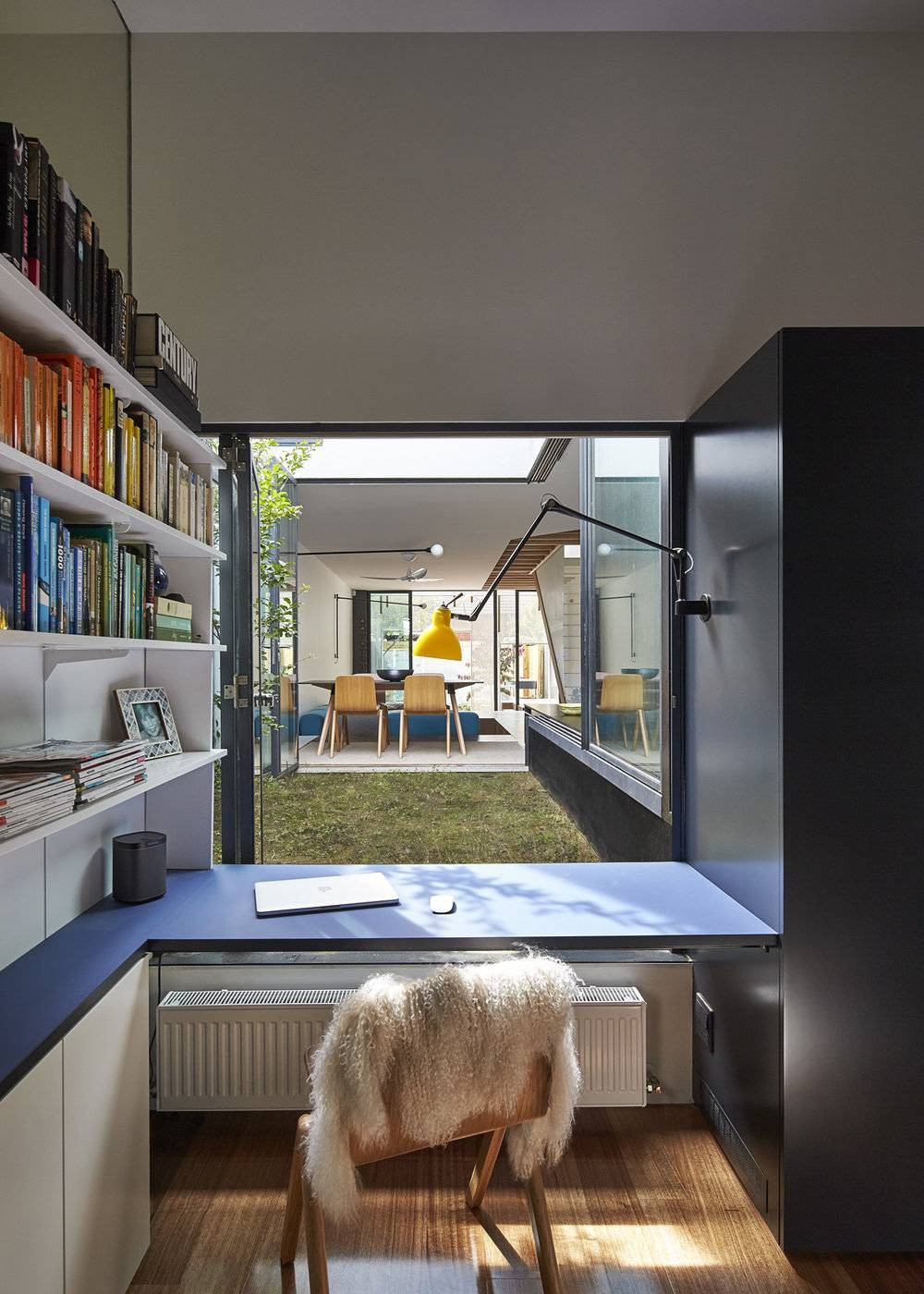 Một khu vườn cỏ giữa nhà là không gian nô đùa lý tưởng của lũ trẻ.