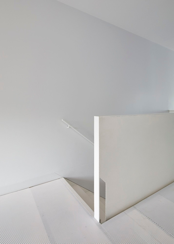 Những tấm thép đục lỗ cho phép ánh sáng và âm thanh được chia sẻ dễ dàng.