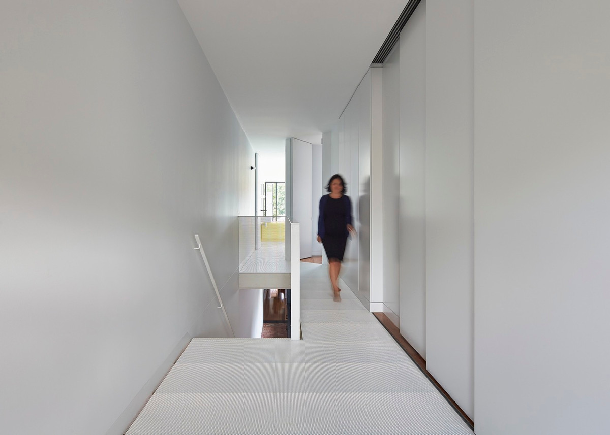 Đáng chú ý, phòng ngủ trên tầng hai có phần tường di động là chiếc cửa trượt.