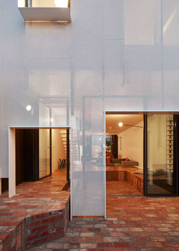 Kim loại đục lỗ trong suốt là một điểm nhấn trong ngôi nhà 2 tầng.