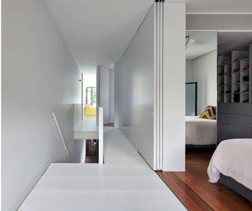 Với thiết kế này, chỉ cần kéo cửa ra là phòng ngủ có thêm một khoảng không gian gần 2m.