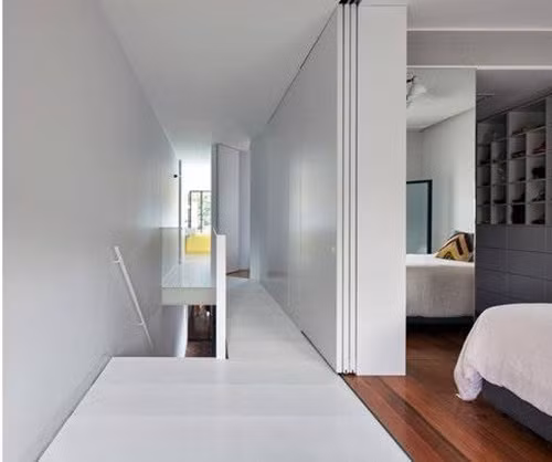 Với thiết kế này, chỉ cần kéo cửa ra là phòng ngủ có thêm một khoảng không gian gần 2m.