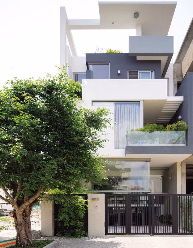 Nằm trong khu đô thị mới tại quận 7 (TP HCM), căn nhà phố ghi điểm bởi kiến trúc ngoại thất sang trọng với các mảng màu tạo hiệu ứng tương phản trên nền xanh trắng.