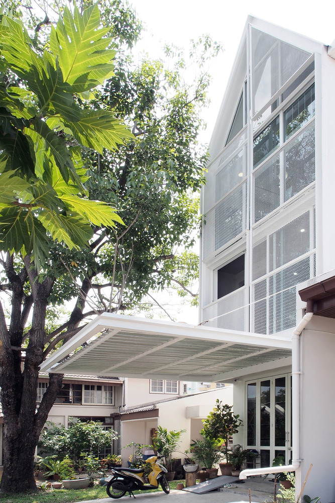 Những tấm lưới thép được lắp ghép một cách đa dạng cho phép người bên trong ngôi nhà 3 tầng 1 tum cảm nhận sự yên tĩnh. Nguồn ảnh: Archdaily.