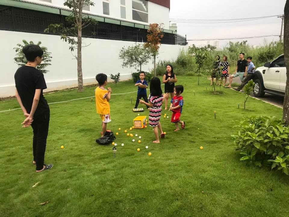 Ngôi nhà có một khu vườn rộng rãi là không gian vui chơi của các con.