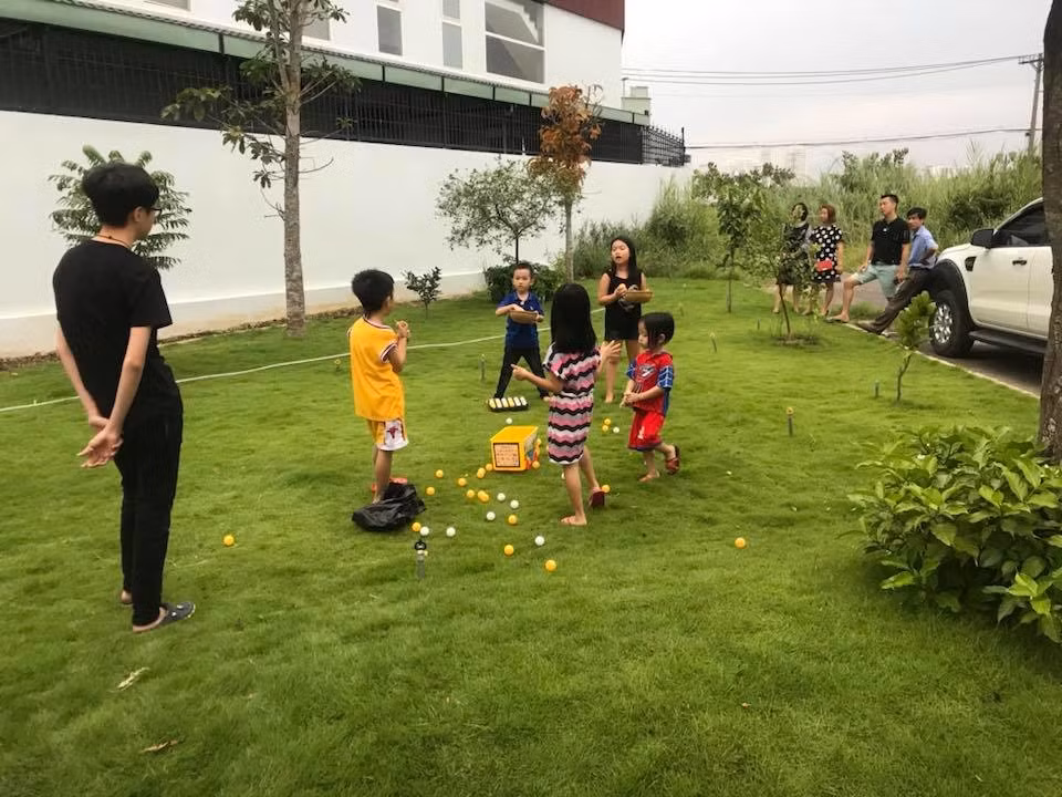 Ngôi nhà có một khu vườn rộng rãi là không gian vui chơi của các con.