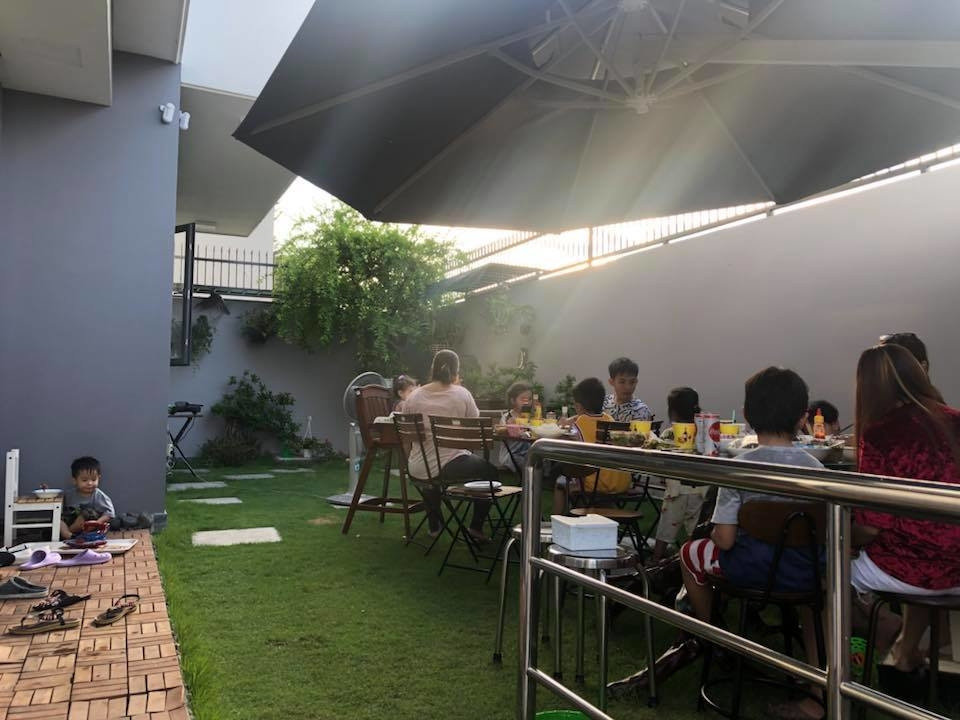 Sân vườn cũng là địa điểm tổ chức bữa tiệc mỗi khi gặp gỡ người thân và bạn bè.