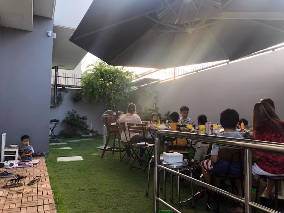 Sân vườn cũng là địa điểm tổ chức bữa tiệc mỗi khi gặp gỡ người thân và bạn bè.