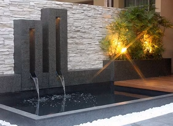 Không có sân vườn, gia chủ có thể xây hồ cá trong nhà. Ảnh: Thienduongkoi.