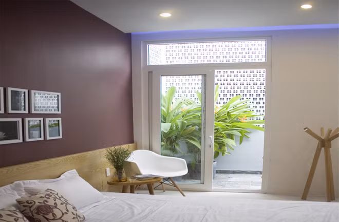 Phương án cải tạo giúp không gian nhà 3 tầng gần thiên nhiên bên ngoài. Nguồn ảnh: Song Phat Construction.