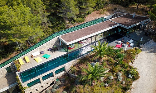 Được xây dựng bởi kiến trúc sư nổi tiếng Rudy Ricciotti, ngôi biệt thự Villa On The Rock chuyên phục vụ việc nghỉ dưỡng tại Pháp được xem như một kiệt tác kiến trúc.