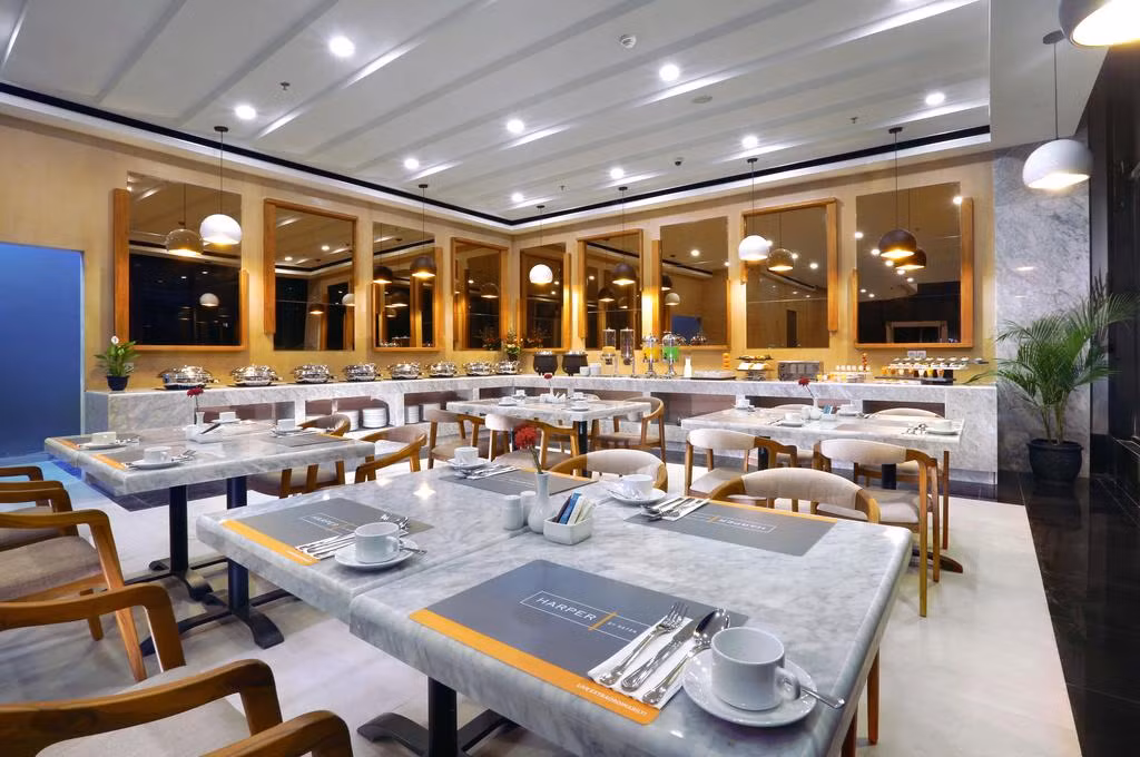 Phòng ăn lớn phục vụ buffet trong khách sạn bố trí ở tầng 2. Ảnh: Booking.