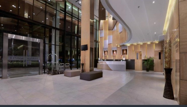 Sảnh chính ra vào khách sạn Harper Cikarang. Ảnh: Traveloka.