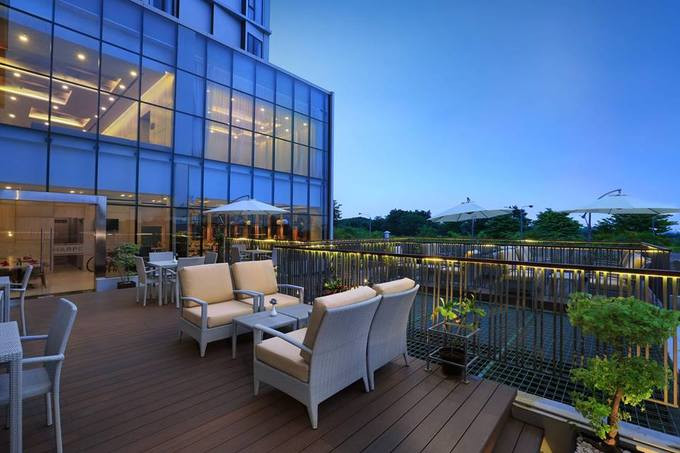 Khu vực bàn ăn và chỗ uống cà phê ngoài trời cho khách vừa thưởng thức vừa ngắm cảnh. Ảnh: Hotels.