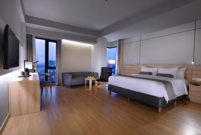 Khách sạn có 131 phòng nghỉ và suite. Tất cả các phòng đều có cửa sổ với tầm nhìn ra đường phố và cảnh núi. Ảnh: Traveloka.