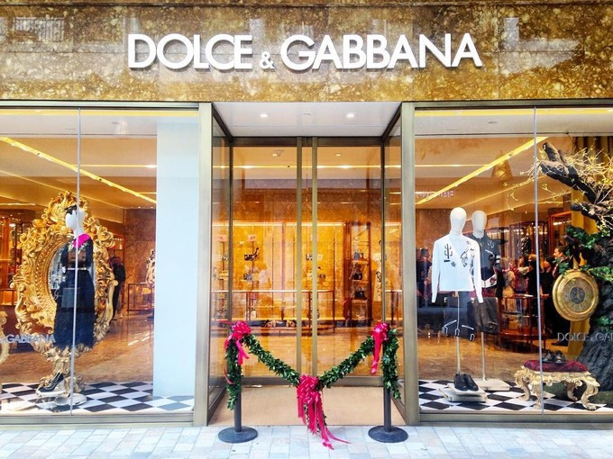 Bên cạnh khu ẩm thực sang trọng, trung tâm mua sắm Ala Moana còn có nhiều cửa hàng thời trang cao cấp như Dolce &amp; Gabbana, Dior, Harry Winston, Hermès, Louis Vuitton, Prada...