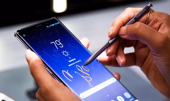 Bên cạnh đó, Galaxy Note 9 còn được trang bị hệ thống tản nhiệt bằng chất lỏng mới giúp người dùng không còn phải lo việc máy quá nóng. Ảnh: Daily Express.