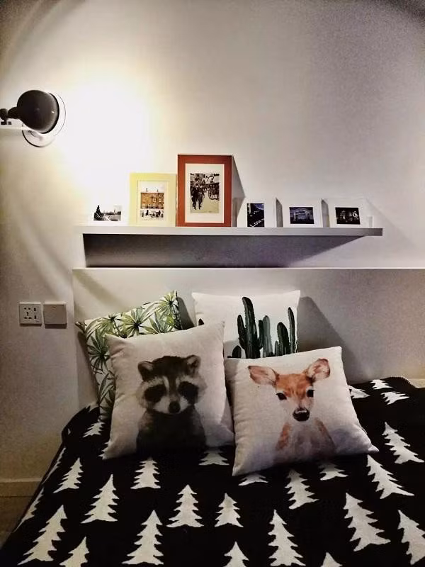 Giường ngủ xinh xắn, dưới gầm được tận dụng làm tủ để đồ hai ngăn tiện ích.