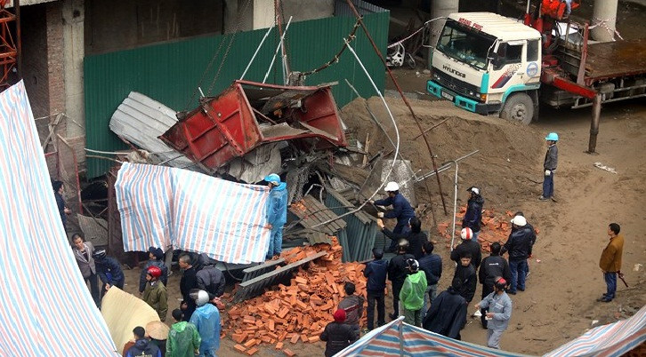 Hiện trường vụ tai nạn rơi thang máy tại dự án chung cư Lilama 52 Lĩnh Nam ngày 4/12/2015. Ảnh: VOV.