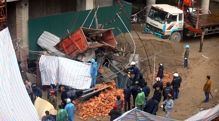 Hiện trường vụ tai nạn rơi thang máy tại dự án chung cư Lilama 52 Lĩnh Nam ngày 4/12/2015. Ảnh: VOV.