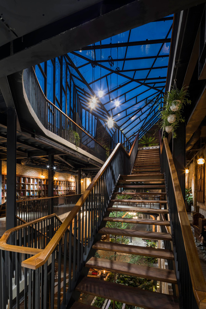 Gam màu tối giúp yếu tố đương đại trở nên mạnh mẽ hơn.