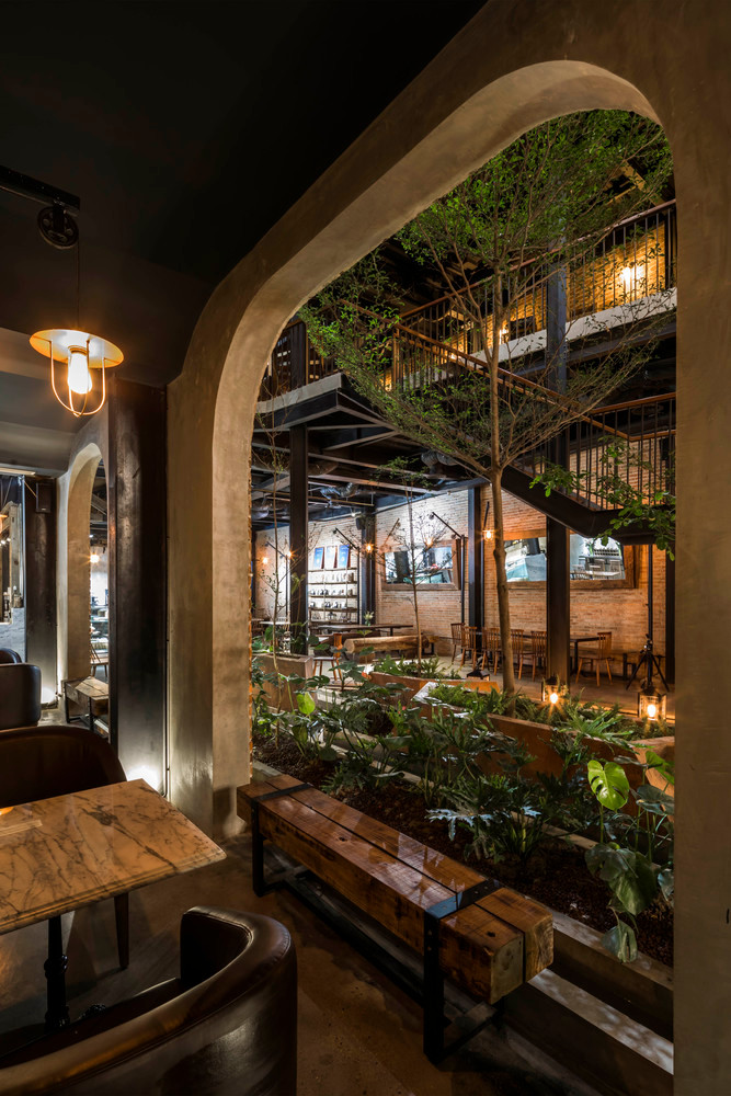 Khoảng sân vườn xanh mát được đặt ở vị trí trung tâm.