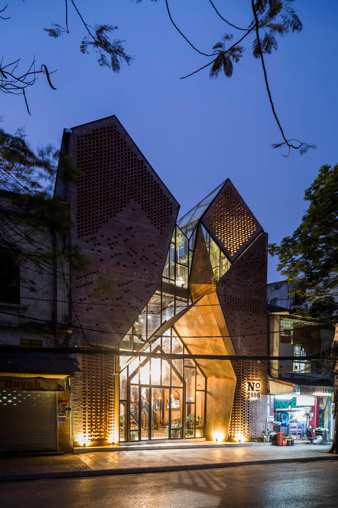 Công trình lấy ý tưởng từ chiếc khăn mỏ quạ của thiếu nữ miền Bắc xưa và cách tân, biến tấu để phù hợp với không gian hiện đại.