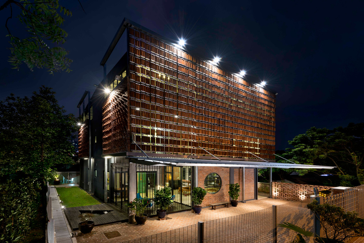 Ngôi nhà độc đáo lung linh hơn dưới màn đêm. Nguồn ảnh: H.Lin Ho. Video: Ngôi nhà độc đáo của Việt kiều tại Sài Gòn. Nguồn: Youtube.