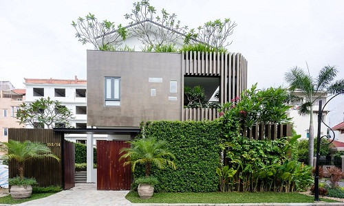 Nằm tại Phú Mỹ Hưng, Q.7 (TP HCM), ngôi biệt thự (nhóm QBI Corp thiết kế) gây chú ý với cây xanh phủ kín ngoài mặt tiền.