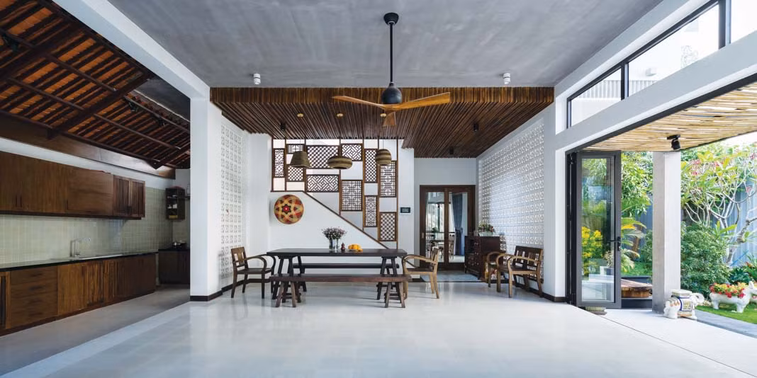 Mong muốn tạo ra không gian sống mang nét thân thương, gần gũi với nhà cũ, kiến trúc sư đã tạo ra không gian hiện đại giao thoa với nếp sinh hoạt cũ mang nhiều hoài niệm.