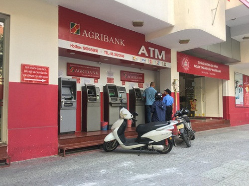 Agribank thông báo tăng phí rút tiền ATM từ ngày 12/5. Ảnh: NLD.
